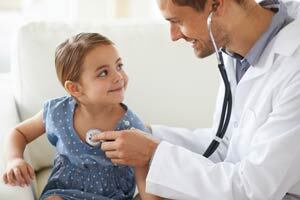 Ärztliche Untersuchung eines Kindes