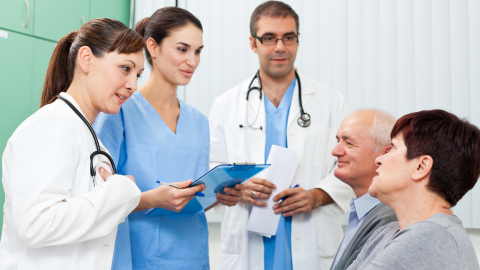 drei Ärzte beraten zwei Patienten