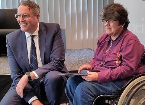 Alexander Schweitzer (Staatsminister des Landes Rheinland-Pfalz) und Heidi Hauer