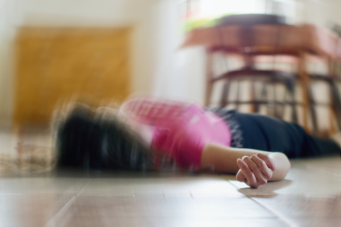 Frau liegt zu Hause auf dem Boden, Epilepsie, Bewusstlosigkeit, Ohnmacht -istockfoto.com/Tunatura