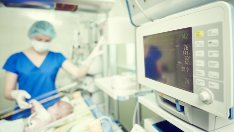 Intensivstation Ärztin mit Baby - istockfoto.com/kadmy