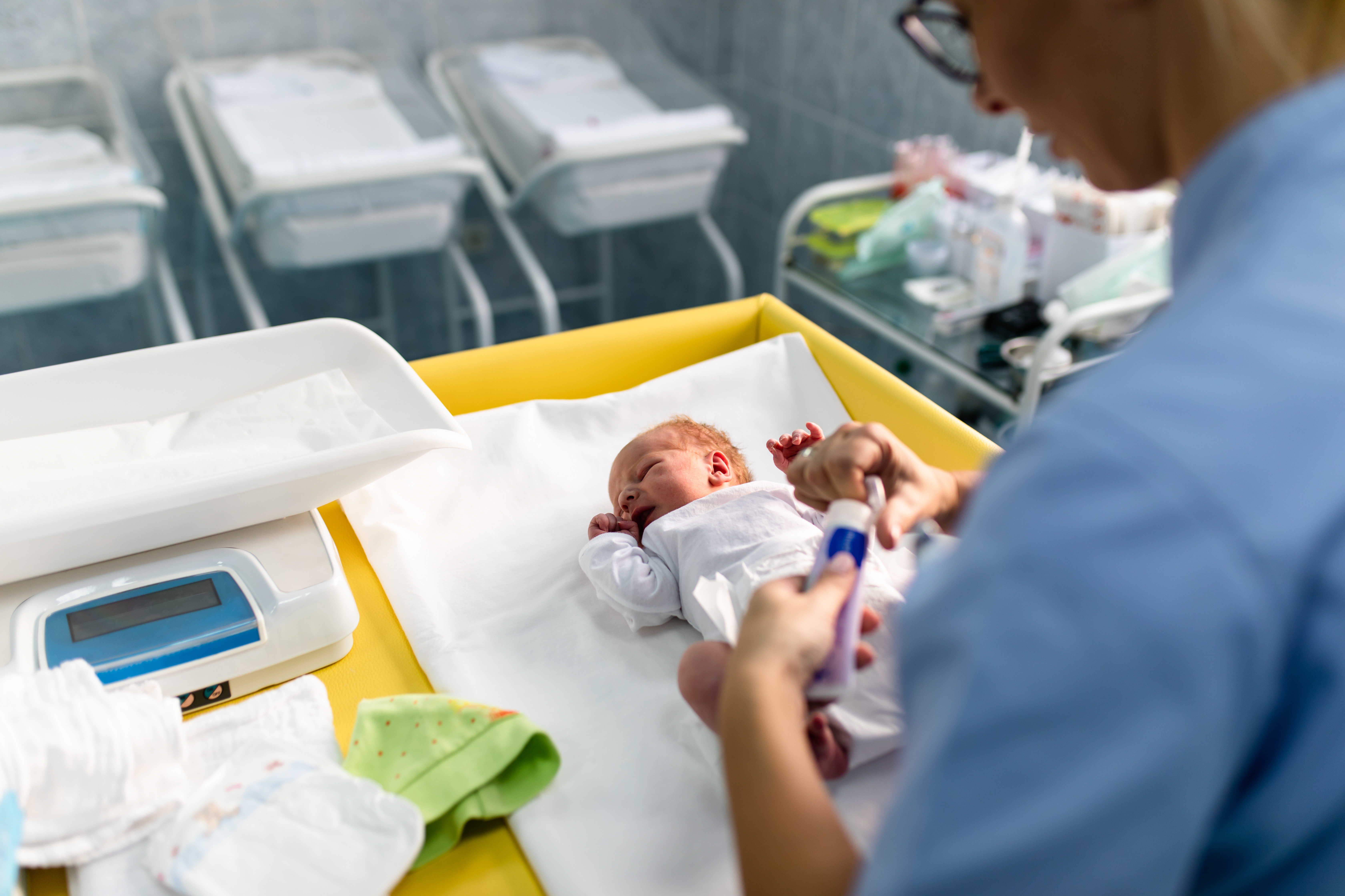 Untersuchung eines Neugeborenen im Krankenhaus