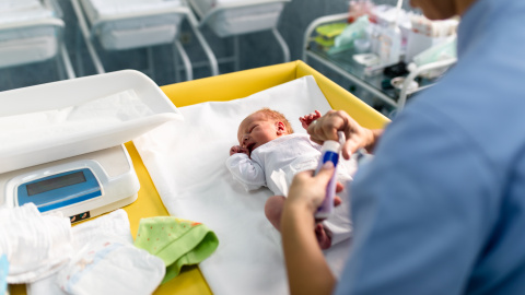 Untersuchung Neugeborenes im Krankenhaus - AdobeStock_hedgehog94