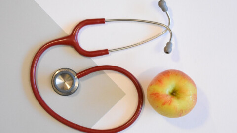 News Adiposis DMP Stethoskop und Apfel