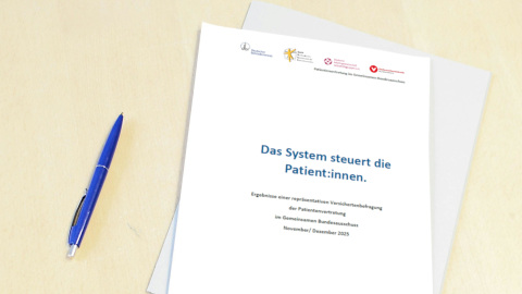 Bericht zur Versichertenbefragung auf einem Tisch