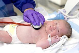 Untersuchung eines Neugeborenen